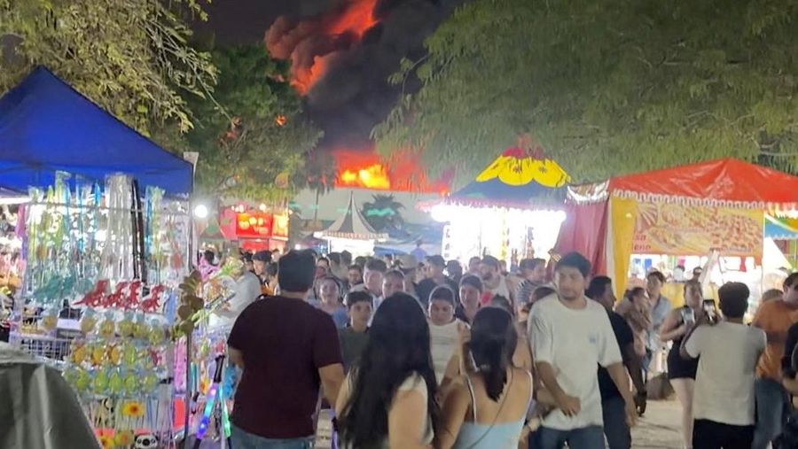 Asap mengepul saat api berkobar selama kebakaran mematikan di Parque Tabasco di Villahermosa, negara bagian Tabasco, Meksiko, 7 Mei 2026, dalam tangkapan layar yang diperoleh dari video media sosial.