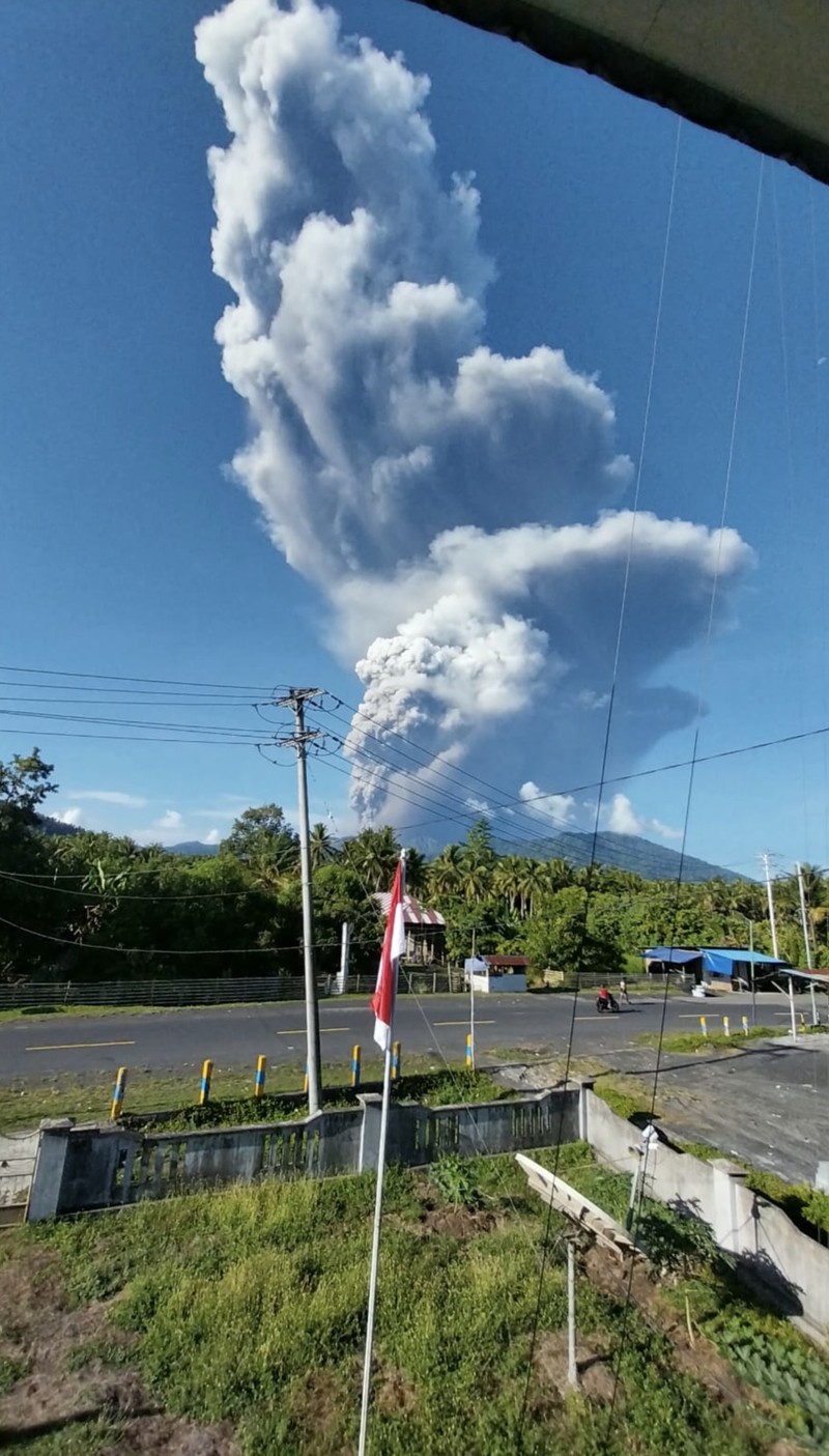 Asap putih kelabu dari aktivitas erupsi Gunung Dukono membumbung tinggi ke angkasa terlihat dari depan Kantor Bupati Halmahera Utara, Kawasan Pemerintahan, Gamsungi, Kecamatan Tobelo, Kabupaten Halmahera Utara, Maluku Utara, Jumat (8/5). (Dok: BNPB)