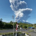 Asap putih kelabu dari aktivitas erupsi Gunung Dukono membumbung tinggi ke angkasa terlihat dari depan Kantor Bupati Halmahera Utara, Kawasan Pemerintahan, Gamsungi, Kecamatan Tobelo, Kabupaten Halmahera Utara, Maluku Utara, Jumat (8/5). (Badan Geolo