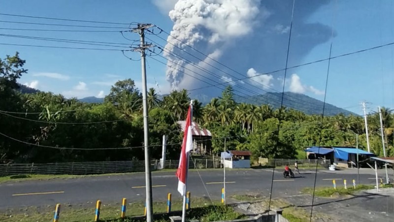 Asap putih kelabu dari aktivitas erupsi Gunung Dukono membumbung tinggi ke angkasa terlihat dari depan Kantor Bupati Halmahera Utara, Kawasan Pemerintahan, Gamsungi, Kecamatan Tobelo, Kabupaten Halmahera Utara, Maluku Utara, Jumat (8/5). (Badan Geologi ESDM)