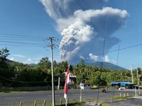 Asap putih kelabu dari aktivitas erupsi Gunung Dukono membumbung tinggi ke angkasa terlihat dari depan Kantor Bupati Halmahera Utara, Kawasan Pemerintahan, Gamsungi, Kecamatan Tobelo, Kabupaten Halmahera Utara, Maluku Utara, Jumat (8/5). (Badan Geolo