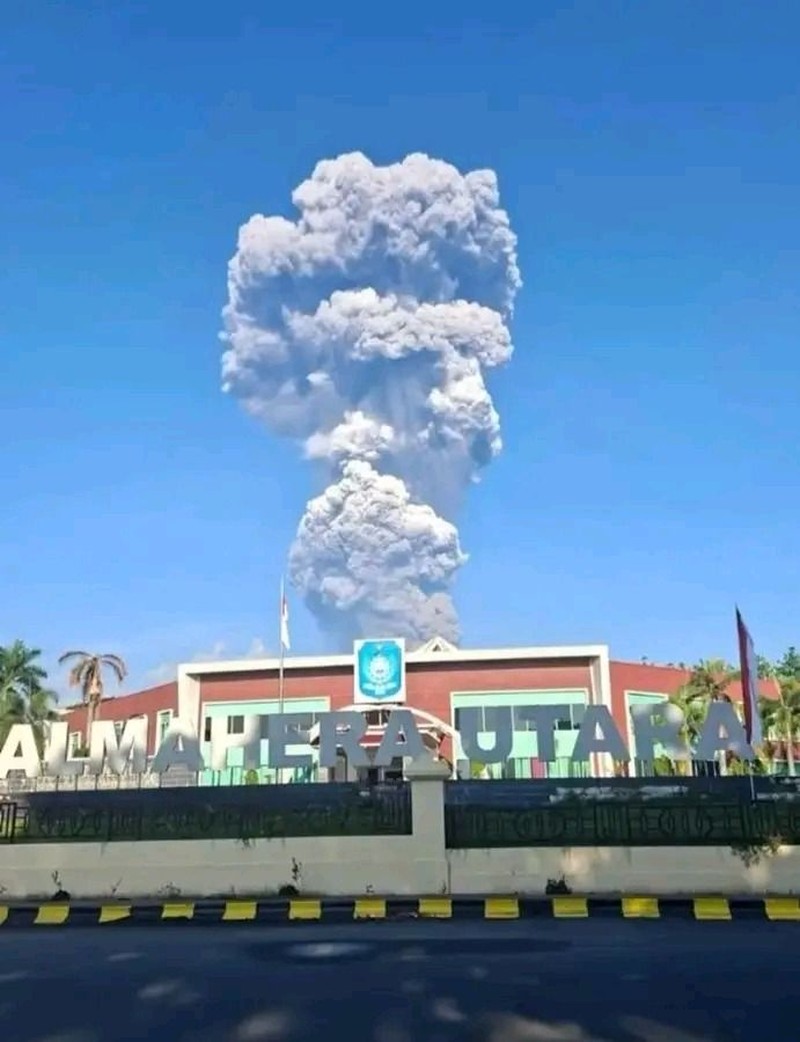 Asap putih kelabu dari aktivitas erupsi Gunung Dukono membumbung tinggi ke angkasa terlihat dari depan Kantor Bupati Halmahera Utara, Kawasan Pemerintahan, Gamsungi, Kecamatan Tobelo, Kabupaten Halmahera Utara, Maluku Utara, Jumat (8/5). (Dok: BNPB)