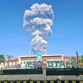 Asap putih kelabu dari aktivitas erupsi Gunung Dukono membumbung tinggi ke angkasa terlihat dari depan Kantor Bupati Halmahera Utara, Kawasan Pemerintahan, Gamsungi, Kecamatan Tobelo, Kabupaten Halmahera Utara, Maluku Utara, Jumat (8/5). (Dok: BNPB)