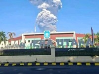 Asap putih kelabu dari aktivitas erupsi Gunung Dukono membumbung tinggi ke angkasa terlihat dari depan Kantor Bupati Halmahera Utara, Kawasan Pemerintahan, Gamsungi, Kecamatan Tobelo, Kabupaten Halmahera Utara, Maluku Utara, Jumat (8/5). (Dok: BNPB)