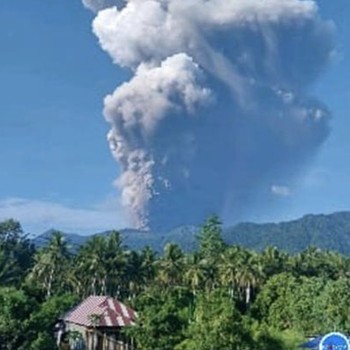 Asap putih kelabu dari aktivitas erupsi Gunung Dukono membumbung tinggi ke angkasa terlihat dari depan Kantor Bupati Halmahera Utara, Kawasan Pemerintahan, Gamsungi, Kecamatan Tobelo, Kabupaten Halmahera Utara, Maluku Utara, Jumat (8/5). (Dok: BNPB)