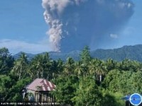 Asap putih kelabu dari aktivitas erupsi Gunung Dukono membumbung tinggi ke angkasa terlihat dari depan Kantor Bupati Halmahera Utara, Kawasan Pemerintahan, Gamsungi, Kecamatan Tobelo, Kabupaten Halmahera Utara, Maluku Utara, Jumat (8/5). (Dok: BNPB)
