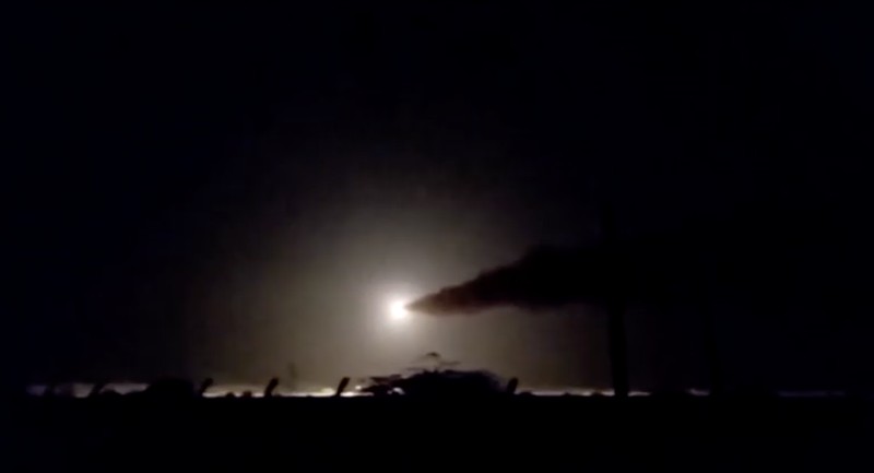 Angkatan laut Iran menembakkan rudal ke lokasi yang tidak diketahui, dalam gambar diam ini yang diambil dari video yang dirilis pada 8 Mei 2026. Pool via WANA (West Asia News Agency)/ via REUTERS