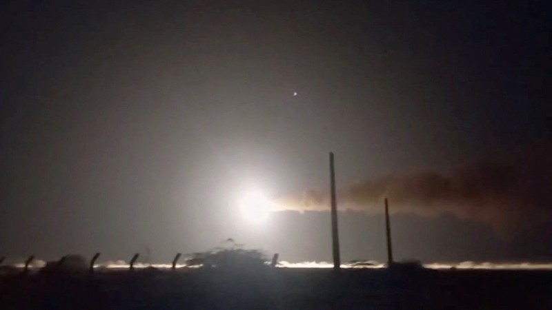 Angkatan laut Iran menembakkan rudal ke lokasi yang tidak diketahui, dalam gambar diam ini yang diambil dari video yang dirilis pada 8 Mei 2026. Pool via WANA (West Asia News Agency)/ via REUTERS