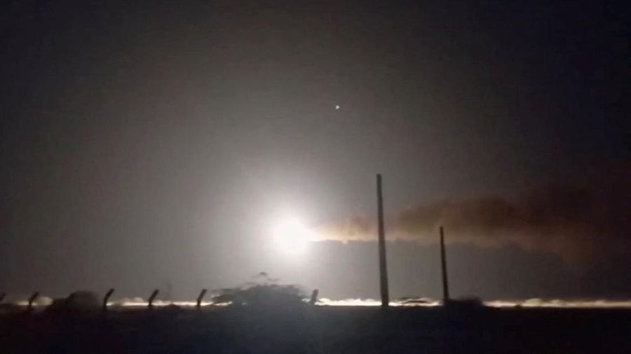 Angkatan laut Iran menembakkan rudal ke lokasi yang tidak diketahui, dalam gambar diam ini yang diambil dari video yang dirilis pada 8 Mei 2026. Pool via WANA (West Asia News Agency)/ via REUTERS