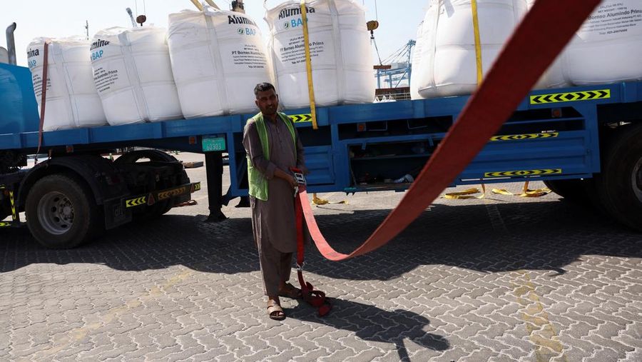 Cargo is loaded at the Port of Fujairah, as the U.S.-Israel conflict with Iran limits marine traffic in the Strait of Hormuz, in Fujairah, United Arab Emirates, May 6, 2026. REUTERS/Amr Alfiky