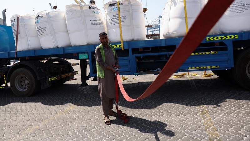 Cargo is loaded at the Port of Fujairah, as the U.S.-Israel conflict with Iran limits marine traffic in the Strait of Hormuz, in Fujairah, United Arab Emirates, May 6, 2026. REUTERS/Amr Alfiky