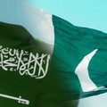 Kolase foto bendera Arab Saudi dan bendera Pakistan. (Dok. Pexel)