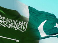 Kolase foto bendera Arab Saudi dan bendera Pakistan. (Dok. Pexel)