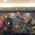 Menteri Koperasi (Menkop) Ferry Juliantono bersama Wakil Menteri Koperasi (Wamenkop) Farida Farichah, dan Ketua Badan Nasional Sertifikasi Profesi (BNSP) Syamsi Hari saat konferensi pers di kantor Kemenkop, Jakarta, Jumat (8/5/2026). (CNBC Indonesia/