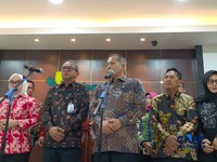 Menteri Koperasi (Menkop) Ferry Juliantono bersama Wakil Menteri Koperasi (Wamenkop) Farida Farichah, dan Ketua Badan Nasional Sertifikasi Profesi (BNSP) Syamsi Hari saat konferensi pers di kantor Kemenkop, Jakarta, Jumat (8/5/2026). (CNBC Indonesia/