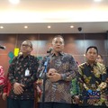 Menteri Koperasi (Menkop) Ferry Juliantono bersama Wakil Menteri Koperasi (Wamenkop) Farida Farichah, dan Ketua Badan Nasional Sertifikasi Profesi (BNSP) Syamsi Hari saat konferensi pers di kantor Kemenkop, Jakarta, Jumat (8/5/2026). (CNBC Indonesia/