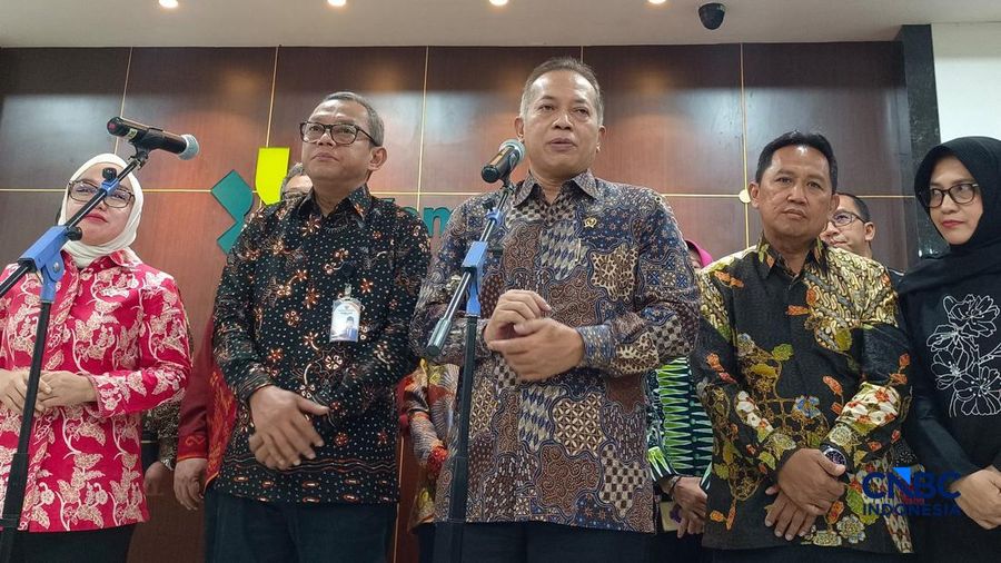 Menteri Koperasi (Menkop) Ferry Juliantono bersama Wakil Menteri Koperasi (Wamenkop) Farida Farichah, dan Ketua Badan Nasional Sertifikasi Profesi (BNSP) Syamsi Hari saat konferensi pers di kantor Kemenkop, Jakarta, Jumat (8/5/2026). (CNBC Indonesia/