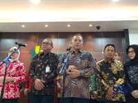 Menteri Koperasi (Menkop) Ferry Juliantono bersama Wakil Menteri Koperasi (Wamenkop) Farida Farichah, dan Ketua Badan Nasional Sertifikasi Profesi (BNSP) Syamsi Hari saat konferensi pers di kantor Kemenkop, Jakarta, Jumat (8/5/2026). (CNBC Indonesia/