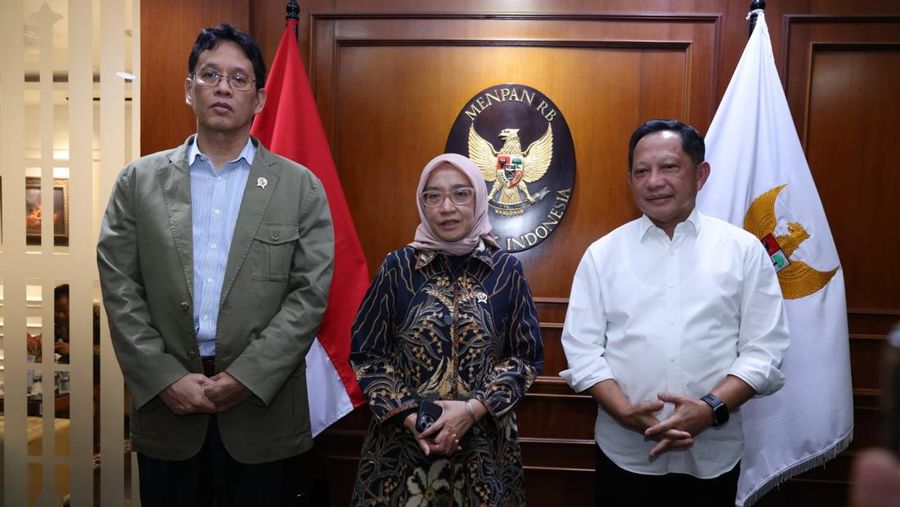 Menteri Keuangan Purbaya Yudhi Sadewa (kiri) (dok Humas Kementerian PANRB)