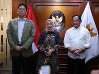 Menteri Keuangan Purbaya Yudhi Sadewa (kiri) (dok Humas Kementerian PANRB)