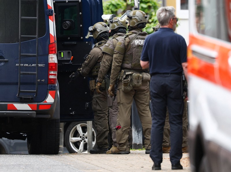 Anggota pasukan polisi khusus Jerman beroperasi di depan cabang bank tabungan di tengah respons terhadap situasi penyanderaan di kota Sinzig, dekat Bonn, di negara bagian Rhineland-Palatinate, Jerman, 8 Mei 2026. (REUTERS/Thilo Schmuelgen)