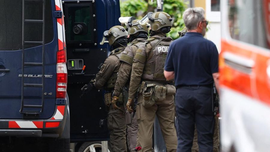 Para anggota pasukan polisi khusus Jerman memasuki sebuah van selama operasi menanggapi situasi penyanderaan di sebuah cabang bank tabungan di kota Sinzig, dekat Bonn, di negara bagian Rhineland-Palatinate, Jerman, 8 Mei 2026.