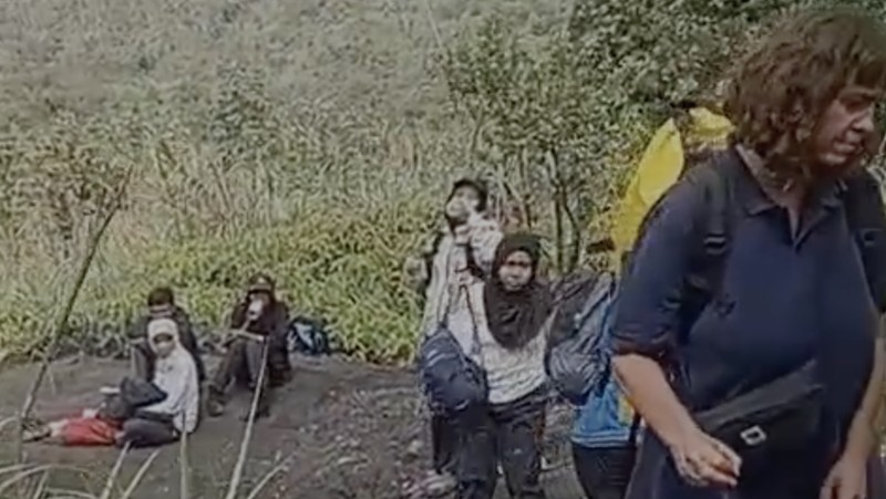 Proses evakuasi pendaki, siap untuk turun Erupsi gunung Gunung Dukono, Halmahera. (BPBD Halmahera utara)
