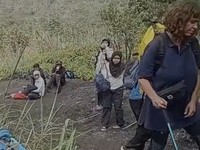 Proses evakuasi pendaki, siap untuk turun Erupsi gunung Gunung Dukono, Halmahera. (BPBD Halmahera utara)