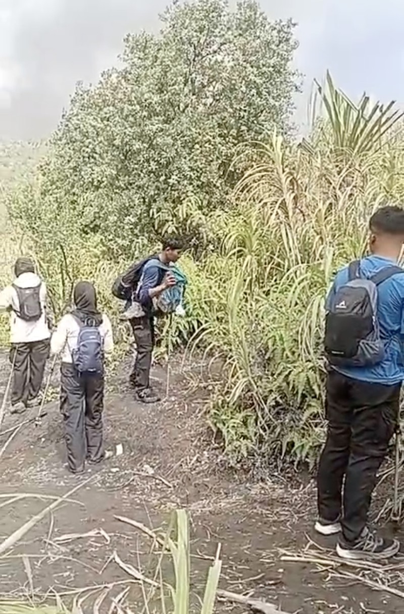 Asap putih kelabu dari aktivitas erupsi Gunung Dukono membumbung tinggi ke angkasa terlihat dari depan Kantor Bupati Halmahera Utara, Kawasan Pemerintahan, Gamsungi, Kecamatan Tobelo, Kabupaten Halmahera Utara, Maluku Utara, Jumat (8/5). (Dok: BNPB)