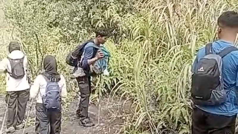 Proses evakuasi pendaki, siap untuk turun Erupsi gunung Gunung Dukono, Halmahera. (BPBD Halmahera utara)