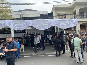 Rumah Duka Anggota BPK Haerul Saleh Mulai Ramai Pelayat dan Karangan Bunga