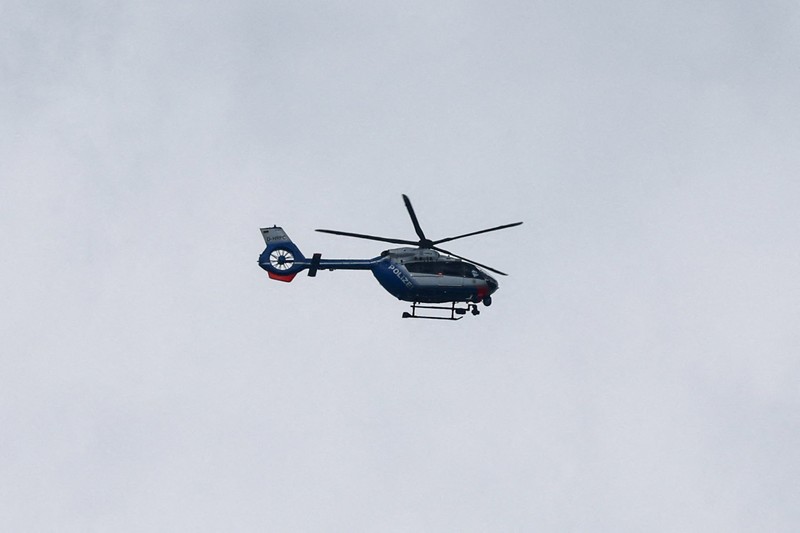 Anggota pasukan polisi khusus Jerman beroperasi di depan cabang bank tabungan di tengah respons terhadap situasi penyanderaan di kota Sinzig, dekat Bonn, di negara bagian Rhineland-Palatinate, Jerman, 8 Mei 2026. (REUTERS/Thilo Schmuelgen)
