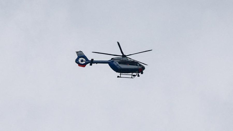 Sebuah helikopter polisi berpatroli di langit selama operasi menanggapi situasi penyanderaan di sebuah cabang bank tabungan di kota Sinzig, dekat Bonn, di negara bagian Rhineland-Palatinate, Jerman, 8 Mei 2026.