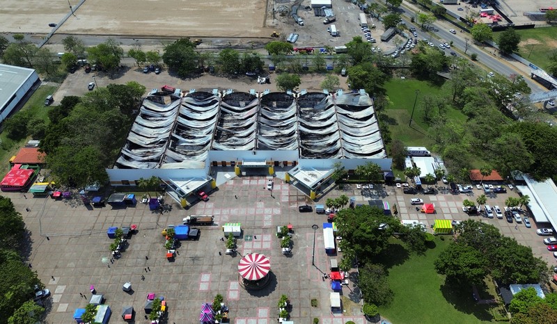 Sebuah tayangan drone menunjukkan dampak dari kebakaran mematikan di sebuah lokasi pameran besar tempat konser musik yang dihadiri ribuan orang berlangsung, di Villahermosa, negara bagian Tabasco, Meksiko, 7 Mei 2026. (REUTERS/Luis Manuel Lopez)