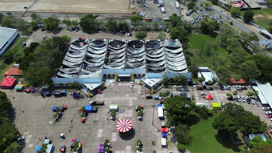 Sebuah tayangan drone menunjukkan dampak dari kebakaran mematikan di sebuah lokasi pameran besar tempat konser musik yang dihadiri ribuan orang berlangsung, di Villahermosa, negara bagian Tabasco, Meksiko, 7 Mei 2026. (REUTERS/Luis Manuel Lopez)