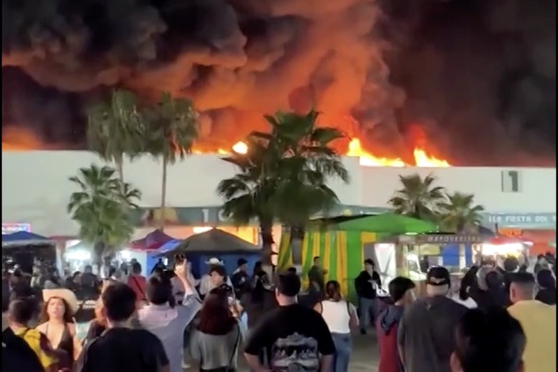 Sebuah tayangan drone menunjukkan dampak dari kebakaran mematikan di sebuah lokasi pameran besar tempat konser musik yang dihadiri ribuan orang berlangsung, di Villahermosa, negara bagian Tabasco, Meksiko, 7 Mei 2026. (REUTERS/Luis Manuel Lopez)