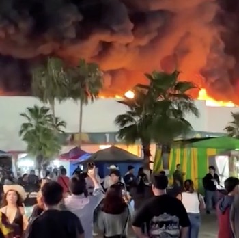 Sedikitnya lima orang tewas dalam kebakaran besar yang melanda sebuah arena pameran di kota Villahermosa, Meksiko tenggara, Kamis waktu setempat. (Tangkapan Layar Video Reuters/SAX ANTONIO MARTINEZ)