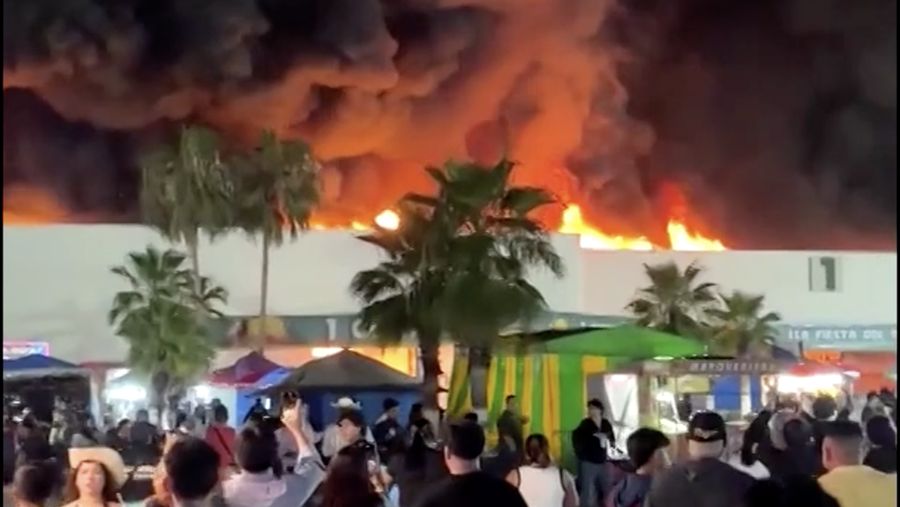 Sedikitnya lima orang tewas dalam kebakaran besar yang melanda sebuah arena pameran di kota Villahermosa, Meksiko tenggara, Kamis waktu setempat.