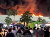 Sedikitnya lima orang tewas dalam kebakaran besar yang melanda sebuah arena pameran di kota Villahermosa, Meksiko tenggara, Kamis waktu setempat. (Tangkapan Layar Video Reuters/SAX ANTONIO MARTINEZ)