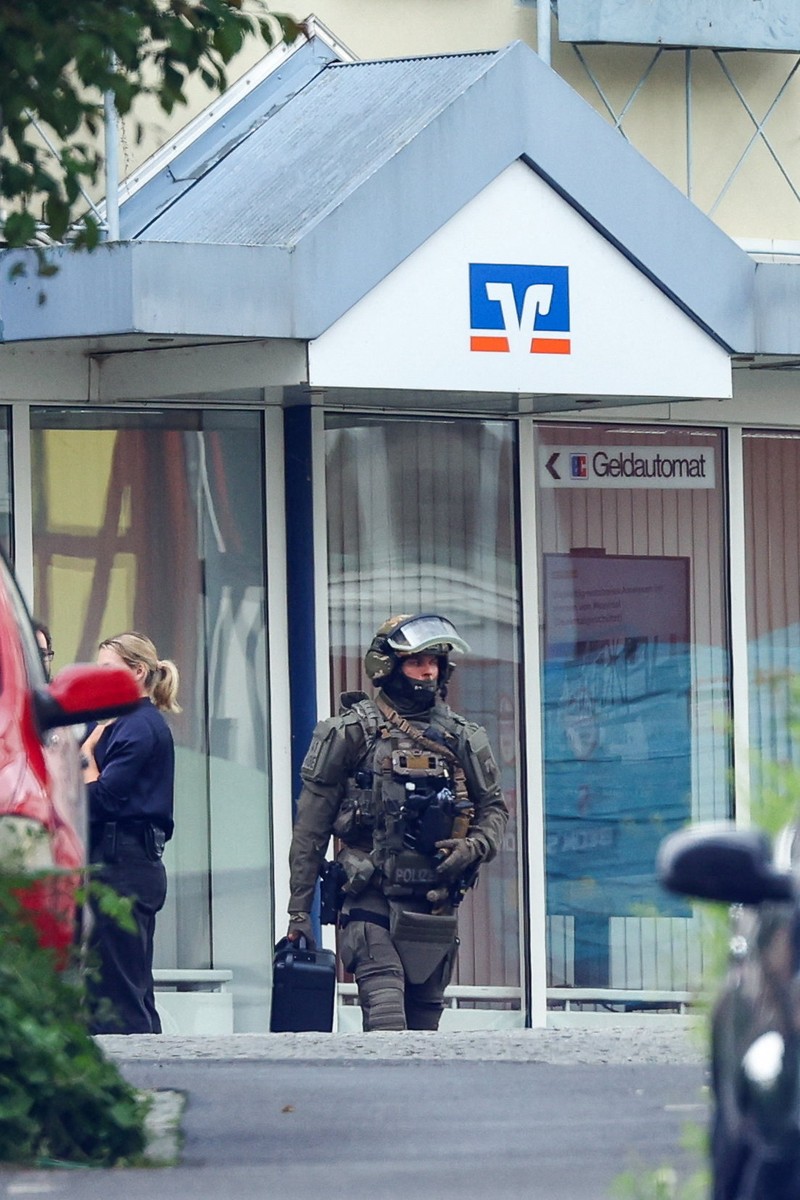 Anggota pasukan polisi khusus Jerman beroperasi di depan cabang bank tabungan di tengah respons terhadap situasi penyanderaan di kota Sinzig, dekat Bonn, di negara bagian Rhineland-Palatinate, Jerman, 8 Mei 2026. (REUTERS/Thilo Schmuelgen)