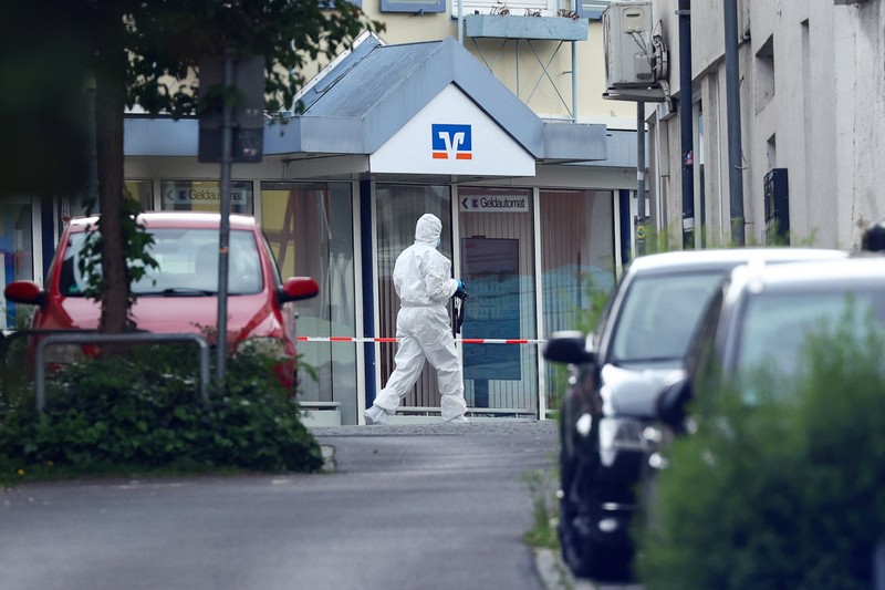 Anggota pasukan polisi khusus Jerman beroperasi di depan cabang bank tabungan di tengah respons terhadap situasi penyanderaan di kota Sinzig, dekat Bonn, di negara bagian Rhineland-Palatinate, Jerman, 8 Mei 2026. (REUTERS/Thilo Schmuelgen)