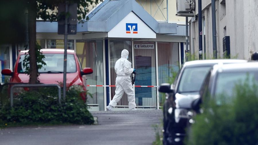 Seorang anggota tim forensik berjalan di depan cabang bank tabungan di tengah respons terhadap situasi penyanderaan di kota Sinzig, dekat Bonn, di negara bagian Rhineland-Palatinate, Jerman, 8 Mei 2026.
