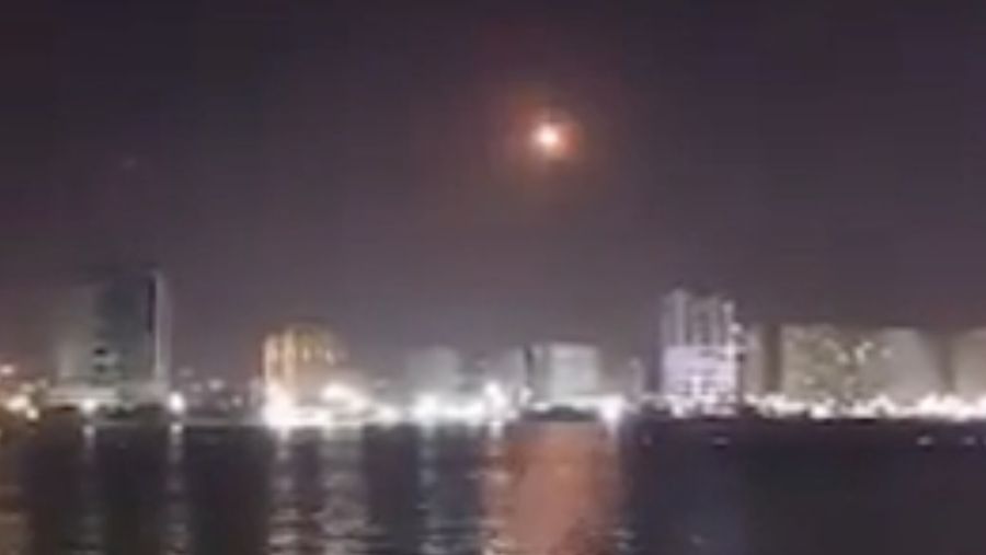 Tangkapan layar video menunjukkan upaya pencegahan serangan udara di wilayah udara Teheran. (Telegram)