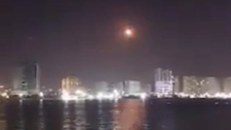Tangkapan layar video menunjukkan upaya pencegahan serangan udara di wilayah udara Teheran. (Telegram)