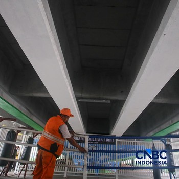 Warga beraktivitas pada Sasana Tinju di kolong jembatan layang (flyover) Pasar Rebo, Jakarta, Jumat (8/5/2026). (CNBC Indonesia/Faisal Rahman)