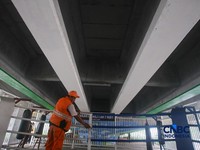 Warga beraktivitas pada Sasana Tinju di kolong jembatan layang (flyover) Pasar Rebo, Jakarta, Jumat (8/5/2026). (CNBC Indonesia/Faisal Rahman)