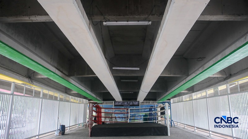Warga beraktivitas pada Sasana Tinju di kolong jembatan layang (flyover) Pasar Rebo, Jakarta, Jumat (8/5/2026). (CNBC Indonesia/Faisal Rahman)