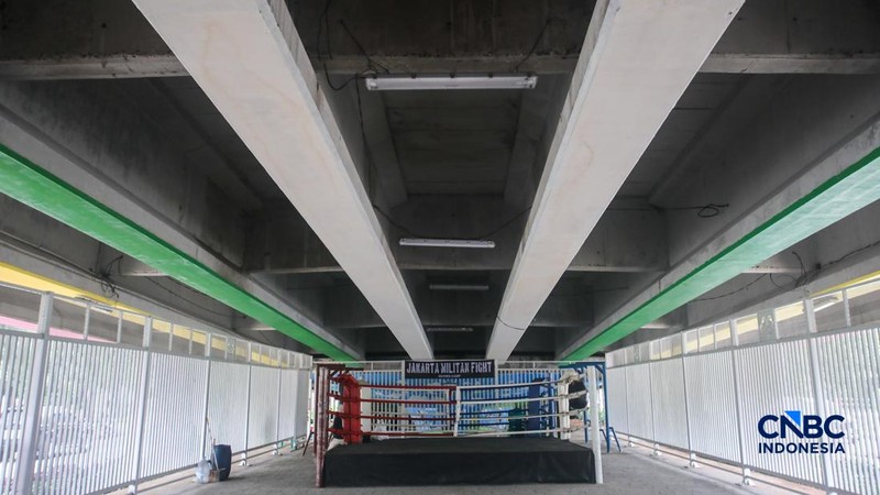Warga beraktivitas pada Sasana Tinju di kolong jembatan layang (flyover) Pasar Rebo, Jakarta, Jumat (8/5/2026).