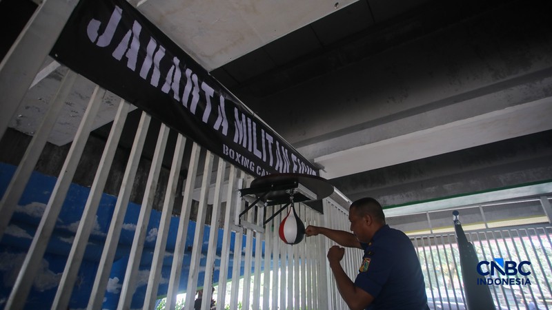 Warga beraktivitas pada Sasana Tinju di kolong jembatan layang (flyover) Pasar Rebo, Jakarta, Jumat (8/5/2026). (CNBC Indonesia/Faisal Rahman)