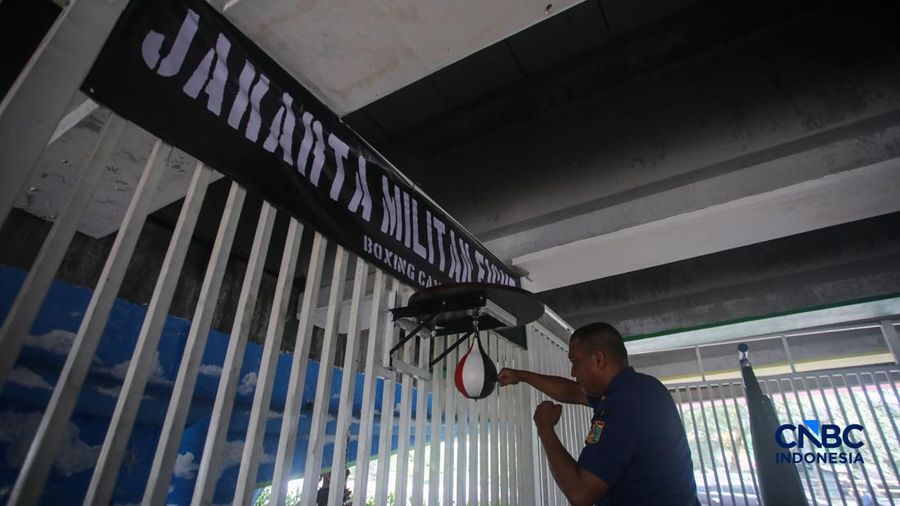 Warga beraktivitas pada Sasana Tinju di kolong jembatan layang (flyover) Pasar Rebo, Jakarta, Jumat (8/5/2026).